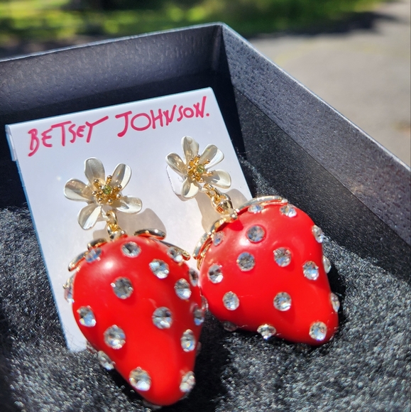 Betsey Johnson NWT Strawberry Earrings Crystal Lilly Flower Dangle Red & White - Picture 4 of 10